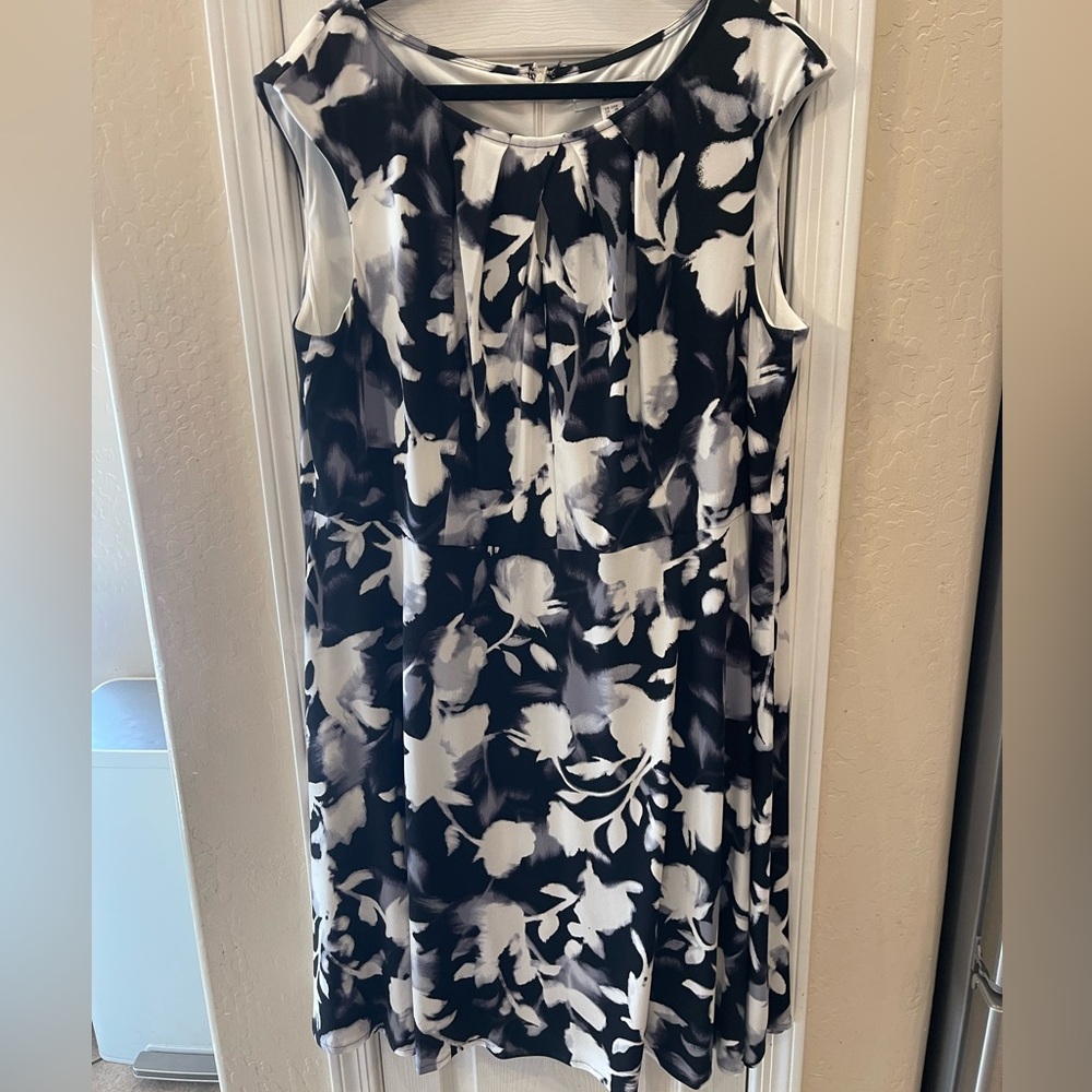*MAKE OFFER* Fun dress for any occasion! Perfect below knee length.